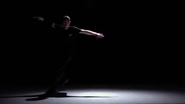 Moderno breakdance uomo che salta sulle mani ballare, nero, ombra, rallentatore — Video Stock