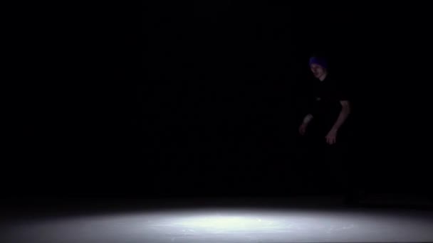 Bailarina en traje oscuro seguir bailando breakdance, en negro, sombra, cámara lenta — Vídeos de Stock