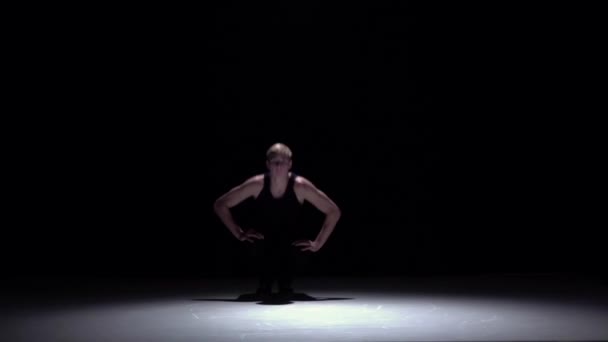 Moderne blonde breakdance man Jumping dansen op zwart, schaduw, Slow Motion — Stockvideo