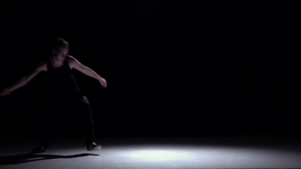 Stijlvolle en coole breakdance stijl danser, op zwart, schaduw, Slow Motion — Stockvideo