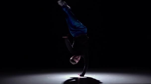 Modern breakdance adam atlama siyah, gölge, yavaş hareket üzerinde dans başlar — Stok video