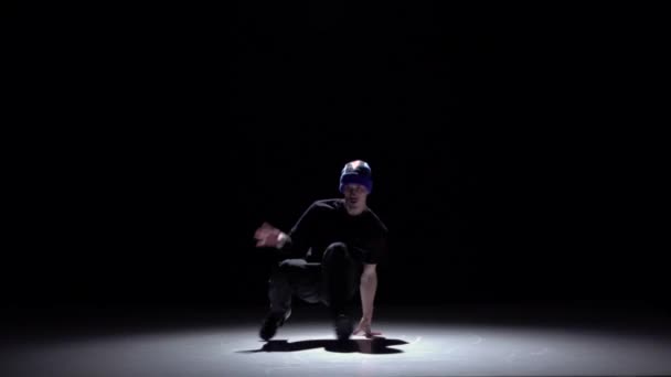 Homme breakdance moderne sautant dansant sur noir, ombre, ralenti — Video