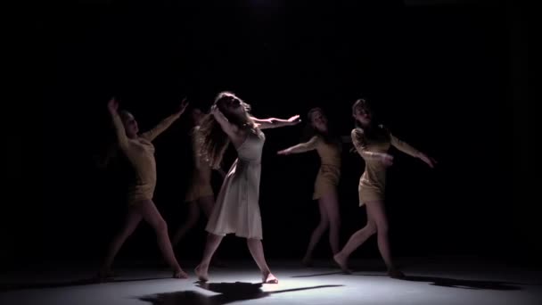 Cinq belles filles continuent de danser la danse contemporaine moderne, sur noir, ombre, ralenti — Video