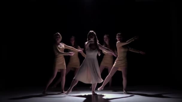 Fünf schöne Mädchen beginnen modernen Tanz zu tanzen, auf schwarz, Schatten, Zeitlupe — Stockvideo