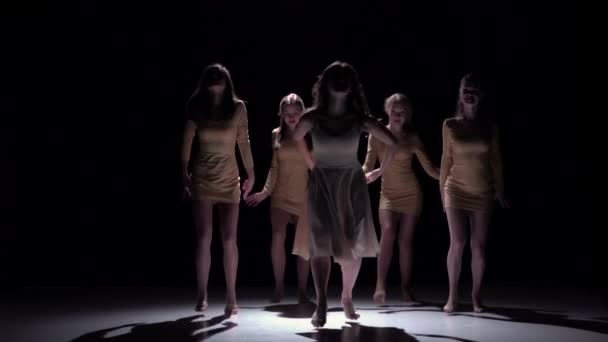 Cinq belles filles dansant la danse contemporaine moderne, sur noir, ombre, ralenti — Video