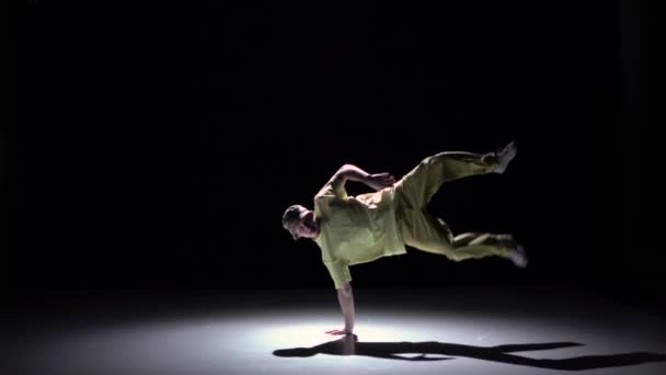 Breakdance dançarina em terno amarelo continuar dança em preto, sombra, câmera lenta — Vídeo de Stock