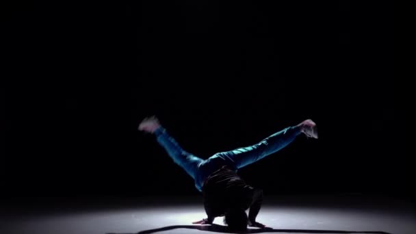 Przystojny, talanted breakdance styl tancerz zaczyna tańczyć, na czarnym, cień, powolny ruch — Wideo stockowe