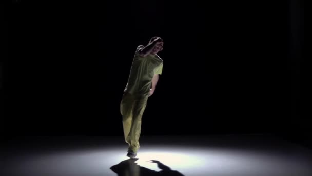 Breakdance danseuse en costume jaune danse sur noir, ombre, slow motion — Video