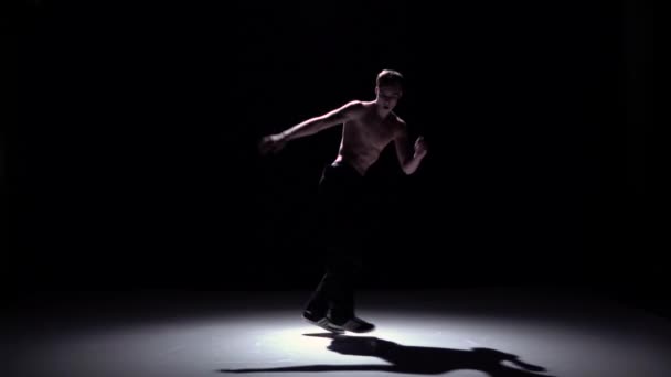 Breakdance dançarino loira cara com dança de tronco nu em preto, sombra, câmera lenta — Vídeo de Stock