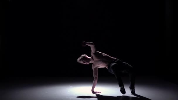 Loira breakdancer homem fazendo suporte no preto, sombra, câmera lenta — Vídeo de Stock