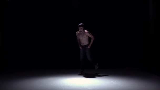 黒、影、スローモーションで裸の胴踊ブレイクダンスを持つタランテッドダンサーの男 — ストック動画