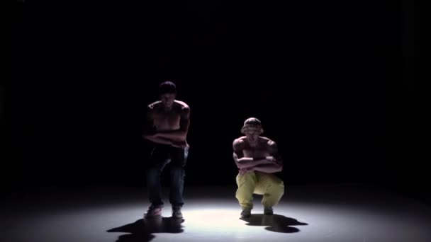 Twee dansers uitvoeren en dans breakdance op zwart, schaduw, slow-motion — Stockvideo