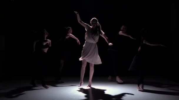 Přejít na současnou taneční výkon pět tanečníků na černý, stín, zpomalené
