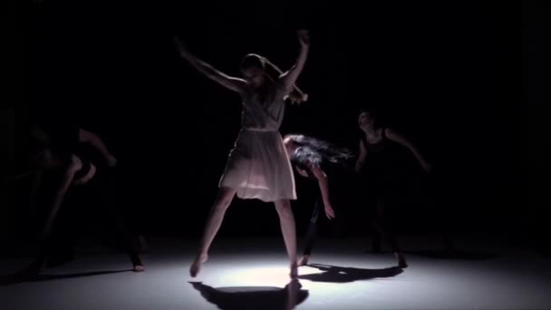 Ga op hedendaagse dans van vijf dansers op zwarte, schaduw, slow-motion — Stockvideo