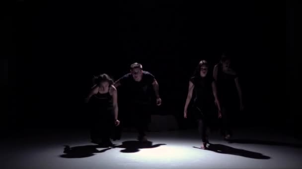 Sierlijke hedendaagse dans van vier dansers op zwart, schaduw, slow-motion — Stockvideo