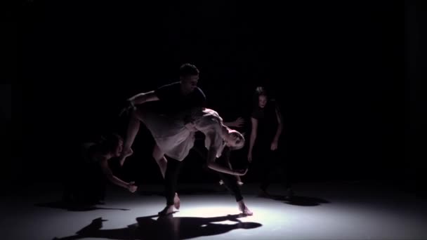 Hedendaagse dans van vijf dansers op zwart, schaduw, slow-motion — Stockvideo