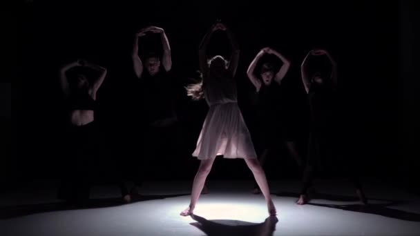 Commencez la danse contemporaine de cinq danseurs sur noir, ombre, ralenti — Video