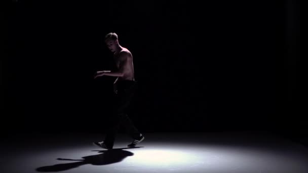 Брейкданс блондин танцует брейкданс на черном, теневом, замедленном — стоковое видео