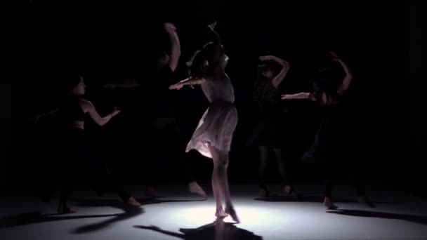 Continua la danza contemporanea di cinque ballerini su nero, ombra, slow motion — Video Stock