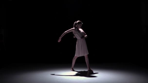 Genç güzel dansçı beyaz dans çağdaş siyah, gölge, ağır çekim — Stok video