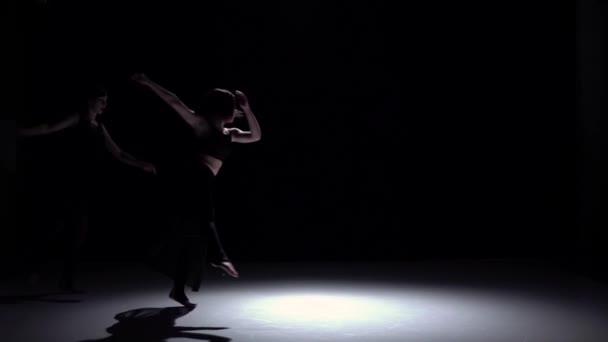 Starta graciösa samtida dans av två dansare på svart, skugga, slow motion — Stockvideo