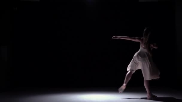 Moderne danseres meisje in witte jurk gaan dansende hedendaagse op zwart, schaduw, slow-motion — Stockvideo