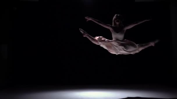 Moderna ballerina in abito bianco continua a ballare contemporanea su nero, ombra, slow motion — Video Stock