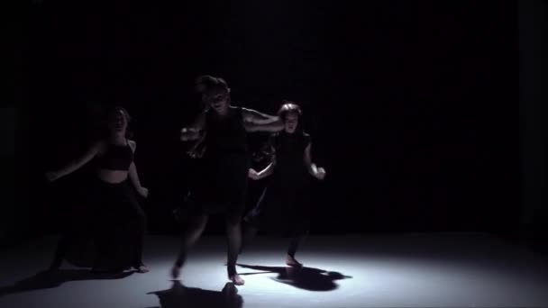 Sierlijke hedendaagse dans van drie dansers op zwart, schaduw, Slow Motion — Stockvideo