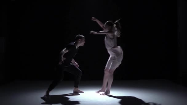 Изящный современный танец пары танцоров на черном, теневом, замедленном движении — стоковое видео