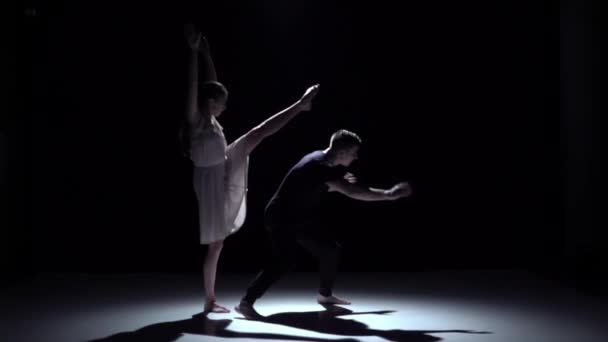 Doorgaan gracieuze hedendaagse dans van paar dansers op zwart, schaduw, Slow Motion — Stockvideo