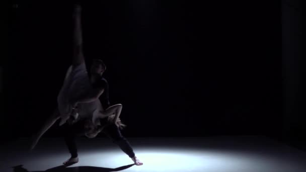 Продолжайте изящный современный танец пары танцоров на черном, теневом, замедленном движении — стоковое видео