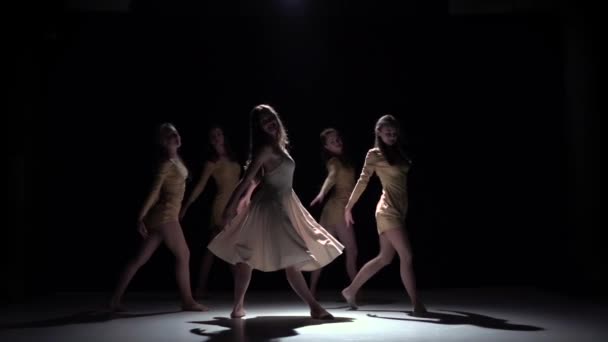 Comenzar la danza contemporánea de cinco chicas en vestidos blancos, en negro, sombra, cámara lenta — Vídeo de stock