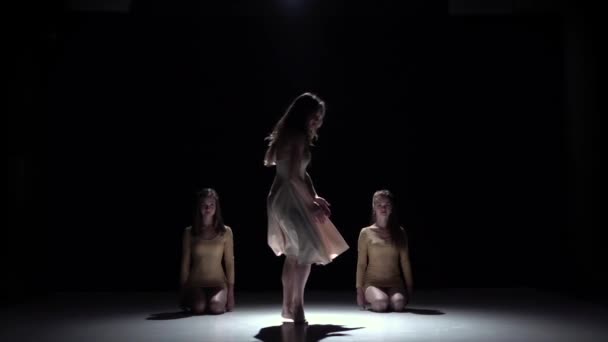 Rozpocząć taniec współczesny trzech dziewczynek w białe suknie, na czarny, cień, slow motion — Wideo stockowe