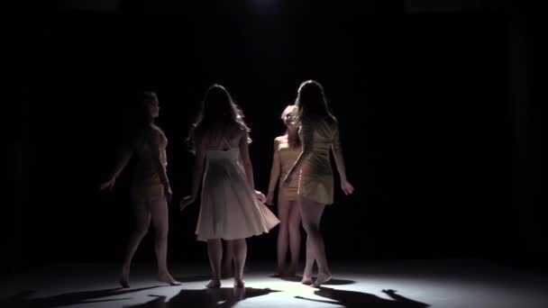 Dança contemporânea continuam de três meninas em vestidos brancos, em preto, sombra, câmera lenta — Vídeo de Stock