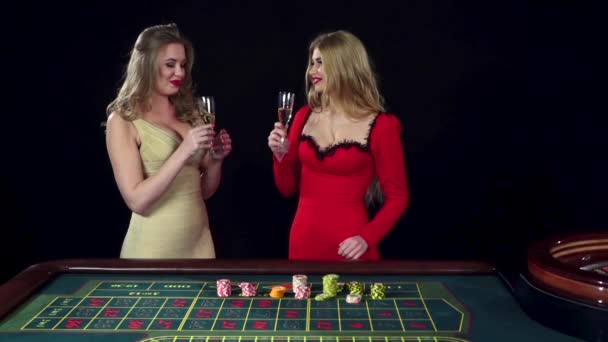 Zwei Mädchen feiern den Sieg im Roulette. schwarz — Stockvideo