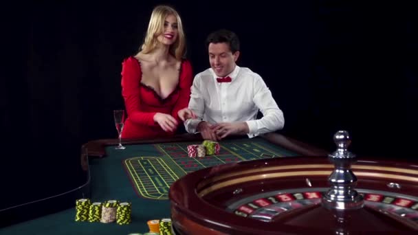 Paar, das Roulette spielt, gewinnt im Casino Club. schwarz — Stockvideo