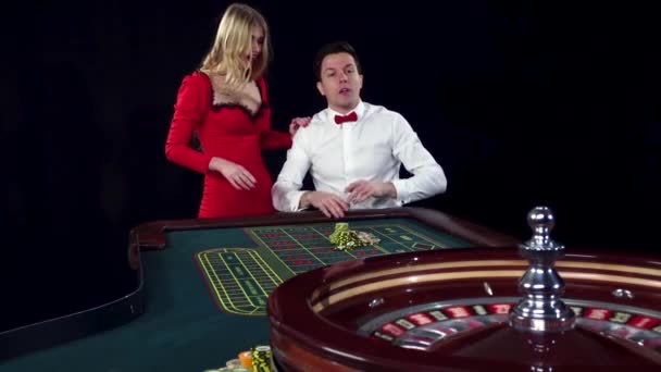 Paar spelen Roulette wint in het casino. Zwarte — Stockvideo
