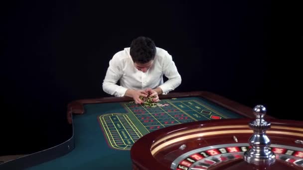 Hombre ganando en la mesa de ruleta en el casino. Negro — Vídeo de stock