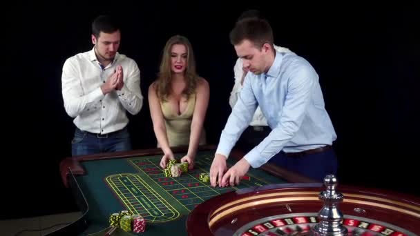 Young and happy people playing the casino roulette. Black — стоковое видео' data-src='https://st2.depositphotos.com/2860187/10239/v/600/depositphotos_102399688-stock-video-young-and-happy-people-playing.jpg