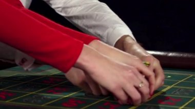 Kumarbaz rulet masasında rulet oynarken kazık. Siyah