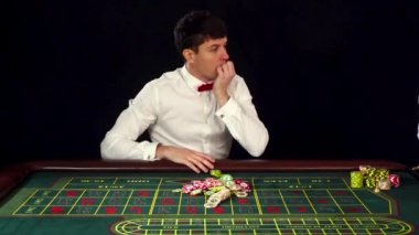 Adam kumarhanede kaybetti. Siyah. Yavaş çekim