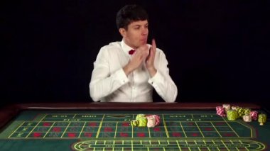 Adam kumarhanede kaybetti. Siyah. Yavaş çekim