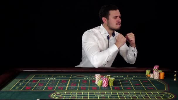 Guy weddenschappen in het casino en verliest, zwart, Slow Motion — Stockvideo