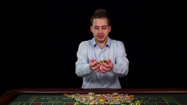 Pokergewinner, Chips in der Luft, schwarz, Zeitlupe — Stockvideo