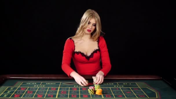 Молодая красивая девушка выиграла в покер, девушка с фишками в руках, черный, замедленная съемка — стоковое видео