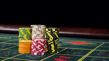 Kazanan çip, siyah ile bir oyun masasında Poker fişleri