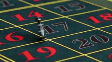 Croupier casino yeşil masada bir olağan çip katlanmış