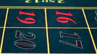 Croupier casino yeşil masada çip katlanmış, ön görünüm