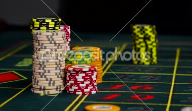 Croupier casino, siyah rulet yeşil masa üzerine fiş bahisleri