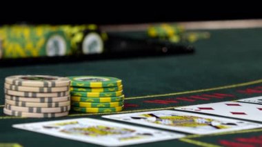 Casino'daki oyuncu fişlerini poker oynarken yatırıyor, kapat.